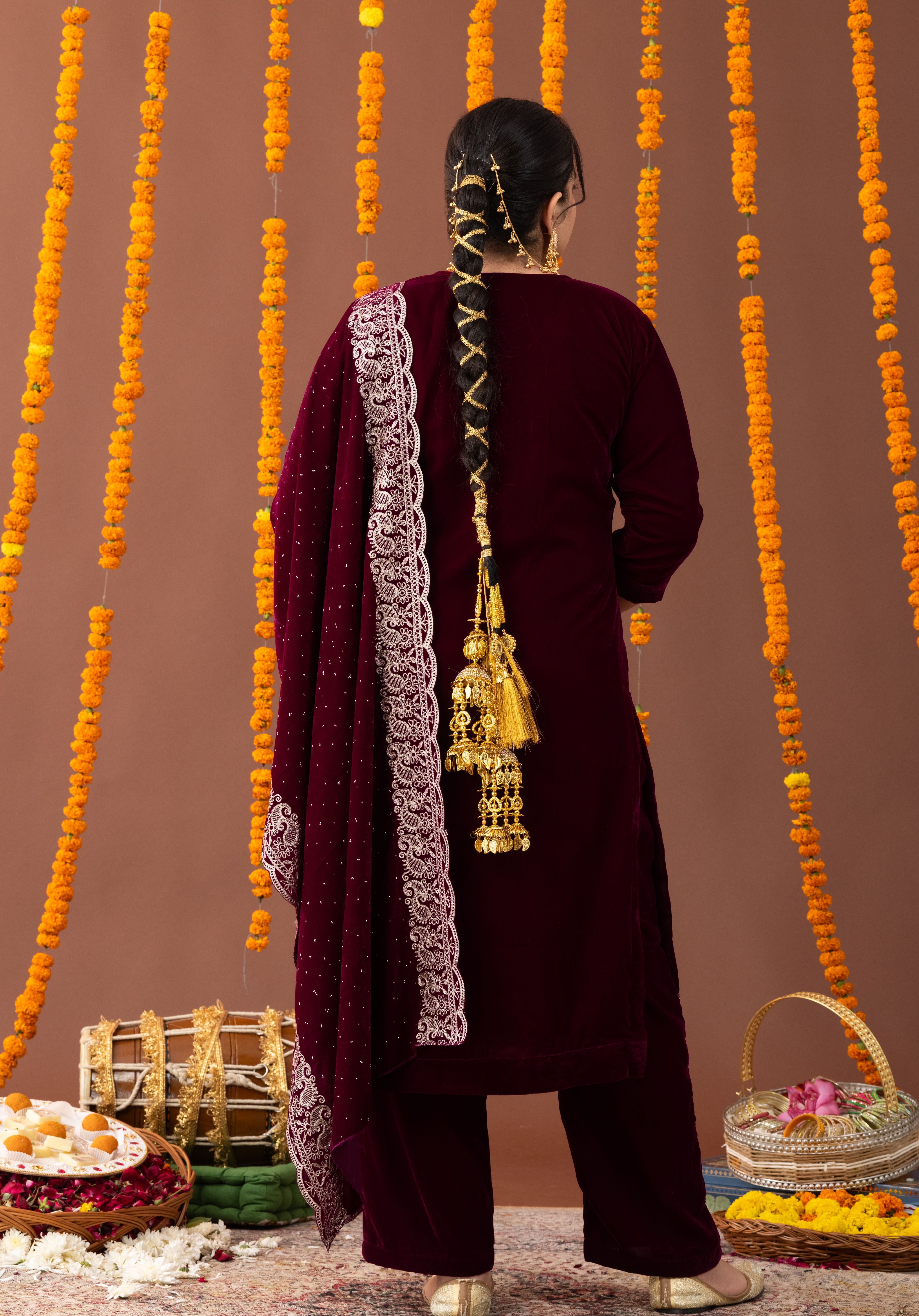 Mahnoor Velvet 3 Piece Suit Set